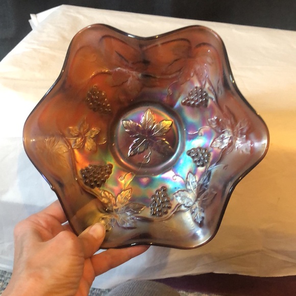 Carnival glass: outstanding grape & vine motif in mint condition; scalloped - Picture 2 of 10